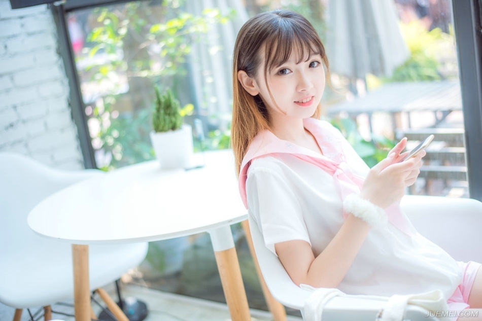 面对人生，与其防守，不如进攻，等待着别人为我们提供意义及价值上的安全感，不如自己去追寻———拿人生去冒险更为合理，就像与其我们等待一个爱人找我们，不如我们主动去找他们。被追求的苦恼在于，追求我们的人，多半不是我们所愿意的，我们可以去追求我们认为理想的人。坐等一切来临更像植物。——韩寒《所有人问所有人》